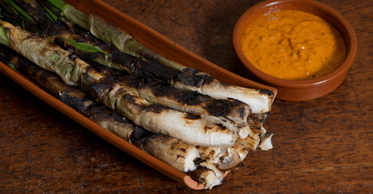 Calçots con salsa romescu